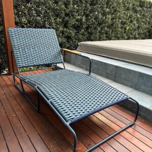 OLHA QUE ESTILO !! — 2 ESPREGUIÇADEIRAS DE PISCINA — DESIGN PREMIADO - MODELO PONTAL - MARCA VIMME — SÃO EM MODELO ESPELHADO UMA COM A OUTRA — COR AZUL MARINHO — FIBRA SINTÉTICA — COR AZUL MARINHO — BRAÇO COM DETALHE EM MADEIRA — AMBAS COM ALMOFADA — Valor por peça — L083.03