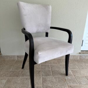 8 CADEIRAS — BRENDUTI — VELUDO MOLHADO NA COR CINZA CLARO — BRAÇOS E PERNAS DE MADEIRA COM PINTURA FOSCA PRETA — Valor por peça — R075.14