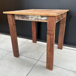 2 MESAS DE MADEIRA MACIÇA — DEMOLIÇÃO — RÚSTICAS — QUADRADAS — Valor por unidade — F066.02