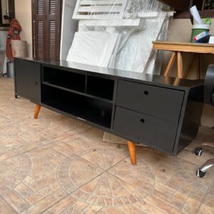 RACK - PRETINHO BÁSICO - SIMPLES - PÉS PALITO - PEQUENA LASCA NA PARTE INFERIOR - MDF - ALGUMAS MARCAS NO TAMPO - AINDA TEM MUITO PRA DAR — C080.01