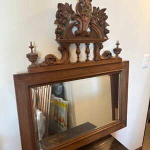 EPELHO ANTIGO --- PEÇA DE ANTIQUÁRIO --- ANOS 1920 --- MADEIRA MACIÇA --- BISOTÊ --- PEÇA DE ENCAIXE ENTALHADA --- PENSADO PARA SER USADO NA POSIÇÃO HORIZONTAL --- EXCELENTE ESTADO — M135.18