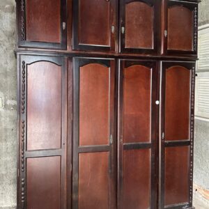 ARMÁRIO ANTIGO COM MALEIRO - 8 PORTAS - MADEIRA - ANOS 1970 - MUITO BOM ESTADO NA MADEIRA - PUXADORES PRECISAM SER TROCADOS - MARCAS DE USO — K022.01