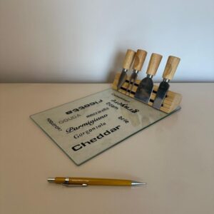 PARA SUA NOITE DE QUIEJOS E VINHOS ! - TÁBUA de vidro + KIT DE ESPÁTULAS - PEÇA NOVA, AINDA NA CAIXA — G043.101