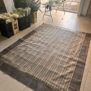 TAPETE - TECIDO + BORDA EM COURO NATURA - MARCAS DE USO E ALGUMAS MANCHINHAS NO COURO - NO TECIDO, PRECISA HIGIENIZAÇÃO - PEÇA DE QUALIDADE, MAS CASA COM CRIANÇA TAMBÉM DE QUALIDADE ! — A002.200