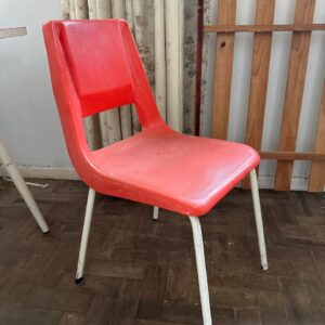 CADEIRA ANTIGA DE COZINHA - ASSENTO PLÁSTICO VERMELHO DESBOTADO - ESTRUTURA DE PÉS EM FERRO - FILHA ÚNICA — B045.33