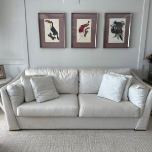 PARA TUDO E VEM PRA CÁ ! A CASA CANOA ADORA PEÇAS CHEIAS DE ESTILO !!! - OLHA ESSE SOFÁ - DESIGN ASSINADO - DA SIERRA - SOFÁ EM LINHO BRANCO - ALMOFADÕES NO ENCOSTO E NOS PRAÇOS - ESTRUTURA DE BRASÇOS LEVEMENTE CURVOS - PÉS METAL DOURADO - PRECISA HIGIENIZAR - UMA DELÍCIA DE SENTAR... — S071.107