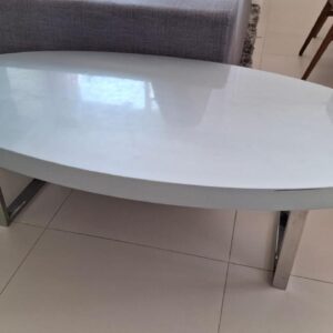 MESA DE CENTRO - FORMATO ELÍPTICO - LACA CINZA COM CINTILANTE COMO PURPURINA - PEQUENOS DETALHES NAS BORDAS - PÉS DE AÇO INOX - PEÇA BEM BACANA — D063.07