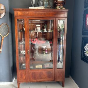 PEÇA DE ANTIQUÁRIO - CRISTALEIRA - CASA LEANDRO MARTINS - PEÇA BELÍSSIMA ! - PRATELEIRAS DE VIDRO - PORTAS COM VIDRO BISOTÊ - MADEIRA E LÂMINAS MARCHETADAS - PEÇA DE MUSEU NA SUA CASA ! — F067.07