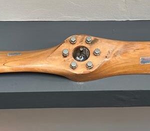 HÉLICE ORIGINAL - PEÇA RESGATADA DE AVIÃO APÓS QUEDA - MADEIRA - LINDA, BEM DESENHADA, E ÓTIMA PARA DECORAÇÃO ! — F067.15