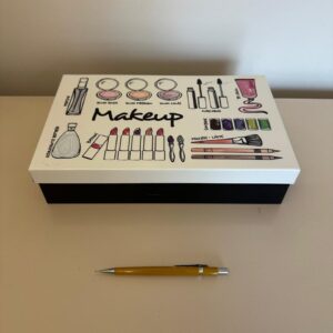 ESSE VAI PARA AS TEENS DE IDADE OU DE CABEÇA ! - CAIXA DE METAL PARA MAQUIAGEM - PEÇA BEM CONSERVADA — G043.105