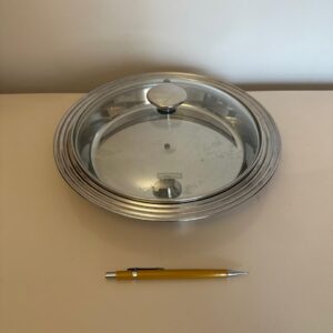 TRAVESSA REDONDA DE INOX + TAMPA VIDRO - TRAMONTINA - PEÇA NOVA, SEM USO — G043.113