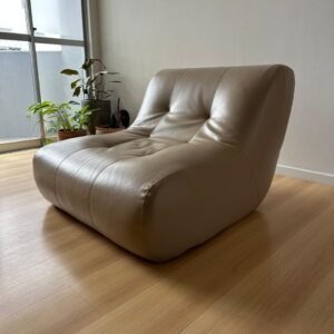 OLHA SÓ QUE ARRASO DE ESTILO ! POLTRONA ORGÂNICA - PEÇA INTEIRIÇA - ESTILO ANOS 1980 - FORRAÇÃO EM CORINO NUDE QUE PRECISA SER TROCADA - TEM GATO NESSE MATO... - T048.02