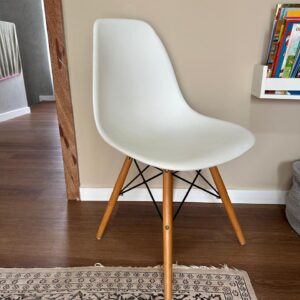 CADEIRA CHARLES EAMES - BRANCA — G038.206