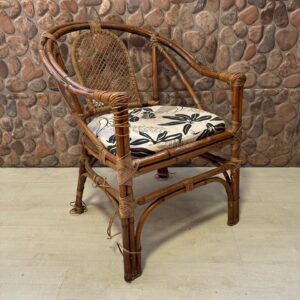 2 CADEIRAS COM BRAÇO - CANA DA ÍNDIA - DETALHE DOS ACABAMENTOS QUE PRECISAM DE CARINHO - Valor por peça — B045.12