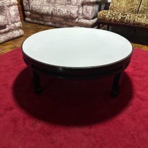 MESA DE CENTRO REDONDA - BASE MADEIRA + TAMPO FÓRMICA BRANCA - ALGUMAS MARQUINAS DE USO - PEÇA LEVE — B045.40