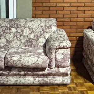 CONJUNTO DE 2 SOFÁS - MODELO ANTIGO - BEM CONFORTÁVEL ! - PENSA NELE COM UM TECIDO BEM ATUAL, VAI SER PARA FICAR PRA SEMPRE COM ELE... - SÃO 2 PEÇAS COM TAMANHOS DIFERENTES - E VÇAO FICAR BEM MONTANDO SALA JUNTOS OU SEPARADAMENTE — B045.39