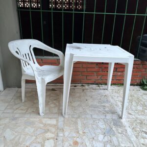 CONJUNTO DE MESA QUADRADA + 2 CADEIRAS - PVC - BOM ESTADO — B045.46