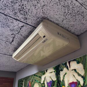 AR CONDICIONADO YORK - MODELO PAREDE-TETO - 21 MIL BTUs - CLEZAR - NÃO É INVERTER - FUNCIONANDO MUITO BEM - PRECISA DESINSTALAR — B045.43