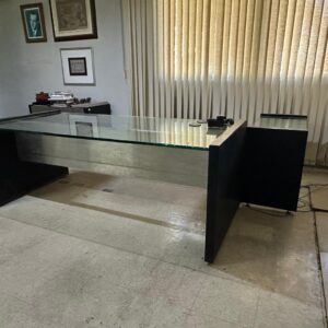 CONJUNTO DE ESCRITÓRIO DE 4 PEÇAS - TAMPO E LATERAIS EM COURO PRETO E BALCÕES COM PORTAS REVESTIDAS EM AÇO INOX ESCOVADO — L085.200