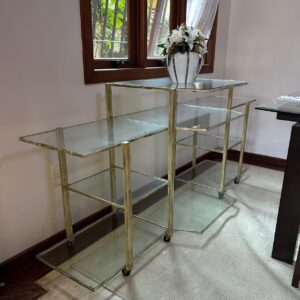 APARADOR FERRO - PINTURA QUE SE PARECE COM PÁTINA EM DOURADO ENVELHECIDO - RODÍZIO - TAMPOS DE VIDRO - UMA ÓTIMA IDEIA PARA EXPOSITOR DE LOJA OU ATELIÊ — D064.04