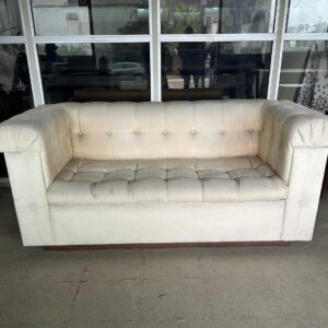 SOFÁ BACANA - 2 LUGARES - LINHÃO RÚSTICO - CAPITONÊ - PEÇA BEM PESADA - ÓTIMO ACABAMENTO - PRECISA HIGIENIZAR - MANCHAS DO USO E DO TEMPO — L085.06