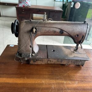 PARA OS COLECIONADORES E AMANTES DAS ANTIGUIDADES - MÁQUINA DE COSTURA ANTIGA - SEM BASE - PEÇA HISTÓRICA - TEM ATÉ AS SUJEIRAS DE ÓLEO PARA MOSTRAR A IDADE - PESADA - LINDA PARA DECORAÇÃO — L085.10