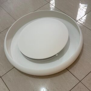 PLAFON - MODELO SEMELHANTE AO DONUTS - LINDO, GRANDE E ELEGANTE - ESTRUTURA DE METAL COM PINTURA CRESPA BRANCA - JÁ DESINSTALADO — E023.106