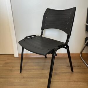 3 CADEIRAS - ESTRUTURA FERRO TUBULAR - ASSENTO E ENCOSTO POLIPROPILENO - SÃO 2 UNIDADES TODINHA PRETA + 1 UNIDADE COM ASSENTO PRETO E ESTRUTURA CINZA - TODAS EM ÓTIMO ESTADO — A037.201