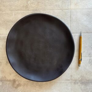 LOTE DE PRATOS RASOS - CERÂMICA - PRETOS - RÚSTICOS - BEM ATUAIS - ORGÂNICOS - SÃO 115 PEÇAS NO TOTAL — F066.22