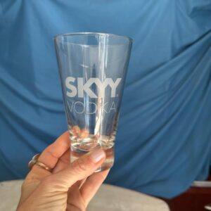 LOTE COPOS VODKA - LOGOMARCA SKY - VIDRO - TEMOS 2 LOTES SENDO UM COM 5 UND E OUTRO COM 6 UND — F066.38