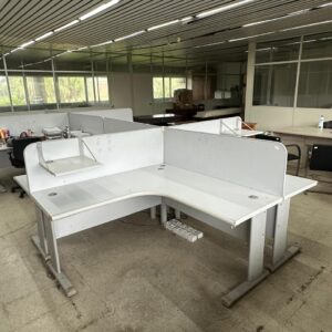 ILHAS DE TRABALHO COMPARTILHADO - 2 ESTAÇÕES CADA - MDF - MÓVEIS ÓTIMOS PARA ESCRITÓRIO - COR CINZA CLARO - MARCAS DE USO - PRECISAM SER DESMONTADAS - Valor por ilha — L085.14