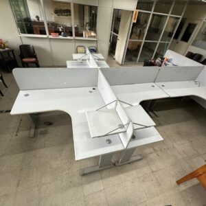 ILHAS DE TRABALHO COMPARTILHADO - 2 ESTAÇÕES CADA - MDF - MÓVEIS ÓTIMOS PARA ESCRITÓRIO - COR CINZA CLARO - MARCAS DE USO - PRECISAM SER DESMONTADAS - Valor por ilha — L085.14