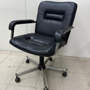 CADEIRA GIRATÓRIA DE ESCRITÓRIO - ANTIGA - CORINO JÁ COM MARCAS DE USO - PRECISA REPARO OU TROCA DE ESTOFADO - CLASSICA DE UMA ÉPOCA - MARCA DE FERRUGEM QUE TEM SOLUÇÃO COM LIXA E TINTA SPRAY — L085.19