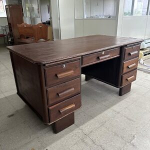 ESCRIVANINHA ANTIGA - EXCELENTE TAMANHO PARA QUEM GOSTA DE SE ESPALHAR - BASTANTE PROFUNDIDADE - PONTOS DE CUPIM NO TAMPO - VALE A PENA RESTAURAR PARA DAR NOVA VIDA - MESA LINDA ! - GAVETAS DOS DOS LADOS + GAVETA CENTRAL — L085.23