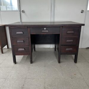 ESCRIVANINHA ANTIGA CLÁSSICA - MÓVEIS CIMO - GAVETAS DOS DOIS LADOS + GAVETA CENTRAL - MADEIRA - MARCAS DO TEMPO E DE USO - MANCHAS NO TAMPO — L085.22