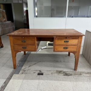 QUE LINDA ! - ESCRIVANINHA ANTIGA - MADEDIRA MACIÇA - PINHO DE RIGA - GAVETAS NAS DUAS LATERAIS + GAVETA CENTRAL - ESPAÇO BEM ESTREITO PARA QUEM SENTA - MENOR QUE O PADRÃO - MANCHAS NO TAMPO - MARCAS DE USO - VALE MUITO A PENA O RESTAURO - PEÇA PESADA PARA CARREGAR — L085.20