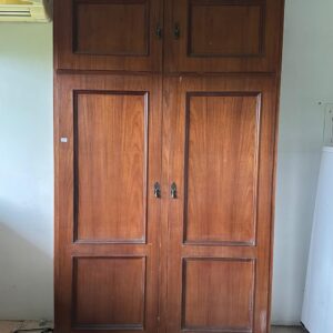 ARMÁRIO MADEIRA + LAMINADO - CABE MUITA COISA... - PEQUENA LASCA NA LÂMINA - DESTALHE NA FOTO - PRECISA SER DESMONTADO PARA LEVAR — L085.36