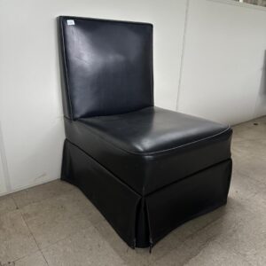 03 POLTRONAS - NAPA - COR PRETA - MUITO BEM FORRADAS - SAIA NA MESMA FORRAÇÃO - MARCAS DE USO - DÁ PRA FAZER UMA ÓTIMA COMPOSIÇÃO PARA SALAS E ESCRITÓRIOS - Valor por peça — L085.39