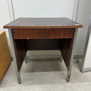 MESINHA DE APOIO - MADEIRA E PÉS DE FERRO - FERRUGEM - TAMPO COM UM LEVE AMASSADINHO - PEÇA QUE AINDA TEM FUNÇÃO - SIMPLES — L085.31