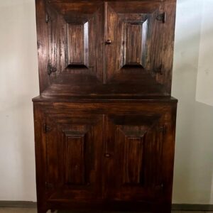 ARMARINHO EM MADEIRA MACIÇA - OU PODE SER ORATÓRIO - PEÇA ANTIGA - ESTILO MINEIRO - TRAMELHA INTERNA EM MADEIRA - UM CHARME - PRATELEIRA INTERNA - MADEIRA ESCURA — L085.52