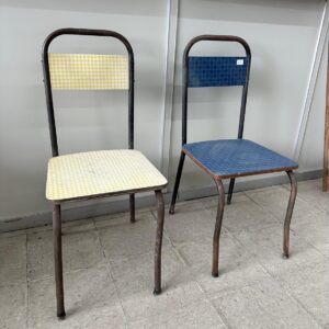 AI QUE FOFAS ! - 2 CADEIRAS DE COZINHA - DOS ANOS 1970 - UMA EM CADA COR E ESTAMPA — L085.47