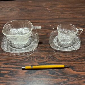 CONJUNTO DE XÍCARAS DE CHÁ E CAFEZINHO PARA 4 PESSOAS, MODELO ÁRTICA DA NADIR FIGUEIREDO DOS ANOS 1980 — B045.203