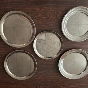 5 TRAVESSAS REDONDA DE INOX SENDO DUAS DELAS COM DESENHO — B045.205