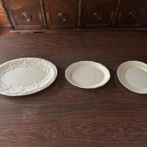 3 TRAVESSAS DE LOUÇA BRANCA, EM TRÊS DIFERENTES TAMANHOS — B045.209