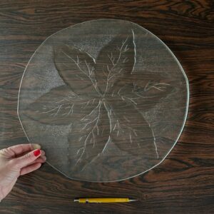 CONJUNTO DE 2 PRATOS GRANDES DE VIDRO COM MOTIVOS FLORAIS EM ALTO RELEVO — B045.208