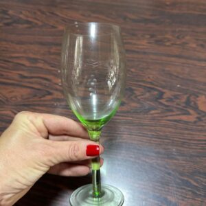 LOTE ÚNICO DE 5 TAÇAS ANTIGAS DE VIDRO VERDE FINO COM LAPIDAÇÃO DE PARREIRAS — B045.220