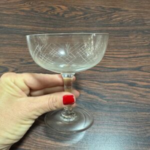 LOTE ÚNICO DE 4 TAÇAS ANTIGAS DE ESPUMANTE — B045.235