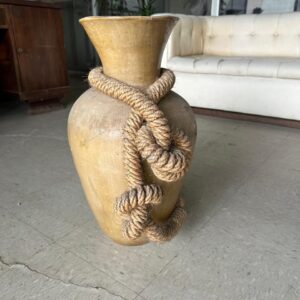 VASO CERÂMICA - DETALHE CORDA SISAL - RACHADURA BEM NO CENTRO - MESMO ASSIM VALE PARA AS PLANTAS SECAS - PEÇA BEM INTERESSANTE NA DECORAÇÃO — L085.05