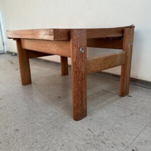 BASE DE MESINHA LATERAL - MADEIRA MACIÇA - PRECISA DE TAMPO — L085.230