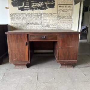 ESCRIVANINHA ANTIGA - MADEIRA - DUAS PORTINHAS LATERAIS COM GAVETAS INTERNAS + GAVETA CENTRAL - MARCAS DE USO E DO TEMPO - CHEIA DE HISTÓRIA — L085.02